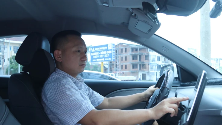 Chủ xe VF 6 tiết lộ lý do mua xe tặng vợ rồi… dùng luôn