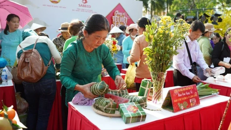 Trao 900 phần quà Tết tại Vĩnh Long và Cần Thơ cho gia đình khó khăn