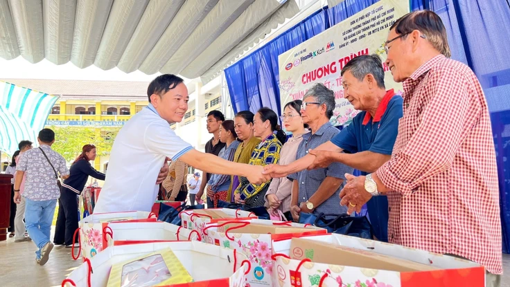 Trao 800 phần quà 'Xuân đoàn kết – Tết nghĩa tình' tại xã Cần Giờ