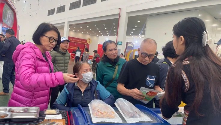 ​Bò một nắng đắt khách, bánh chưng 'cháy hàng' ngày cận Tết