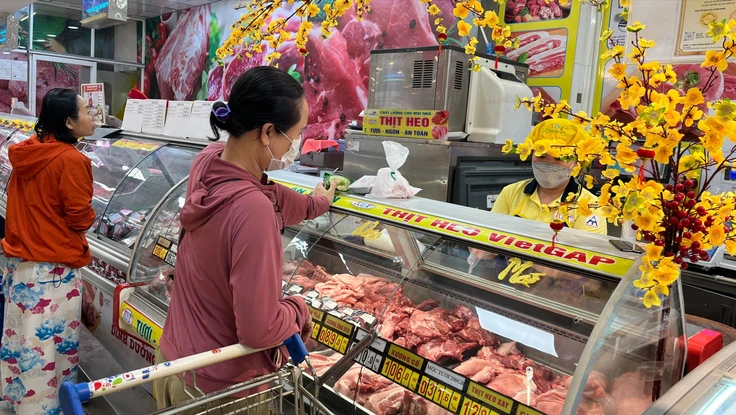 27 Tết hàng hóa đổ về 3 chợ đầu mối ở TP.HCM tăng mạnh, giá thịt heo tăng cao