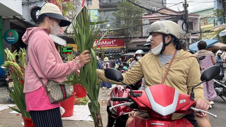 Người dân Đà Nẵng hối hả mua sắm ngày 29 tháng Chạp