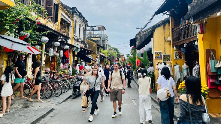 Ngăn chặn hàng không rõ nguồn gốc bủa vây du khách dịp lễ hội