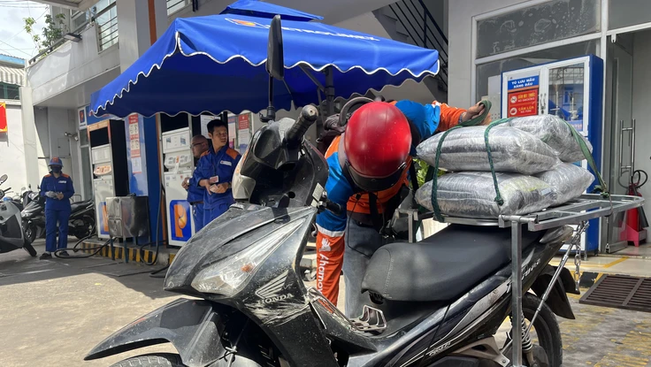 Có phải rút hết xăng Ron95 rồi mới được đổ xăng sinh học và nó có bị đóng cặn hay không?