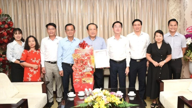 Đoàn đại biểu Đảng ủy UBND TP.HCM thăm và chúc mừng Báo Pháp Luật TP.HCM nhân ngày 21-6
