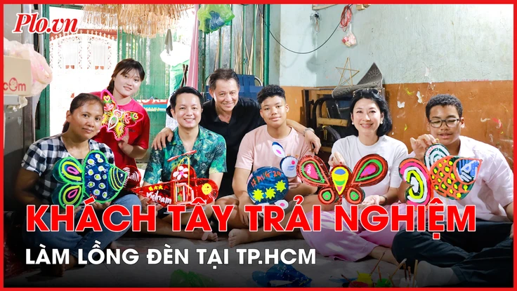 Khách Tây thích thú trải nghiệm làm lồng đèn trung thu tại TP.HCM