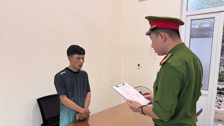 Công an đọc lệnh bắt đối với Giang.