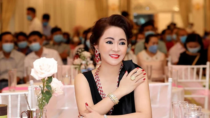 Tòa triệu tập vợ chồng bà Nguyễn Phương Hằng đến phiên xét xử YouTuber Đinh Thị Lan