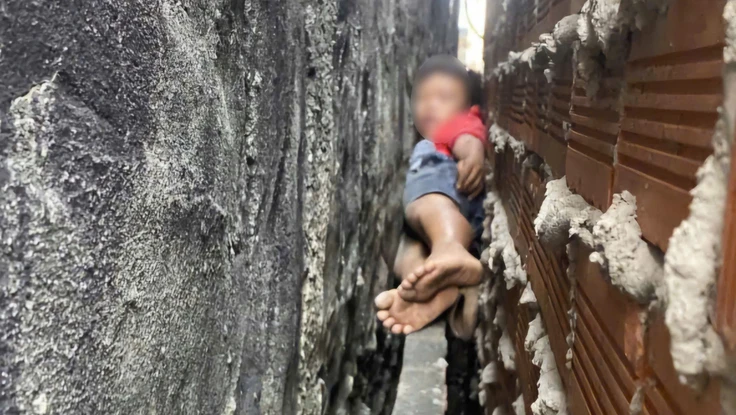 Giải cứu bé trai mắc kẹt giữa 2 bức tường ở TP.HCM