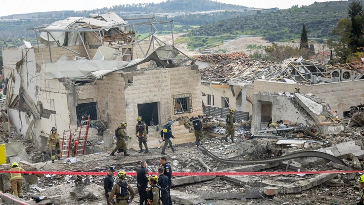 Tên lửa Iran đánh trúng khu dân cư Israel, hàng chục người thương vong; Saudi Arabia triệu tập Đại sứ Iran