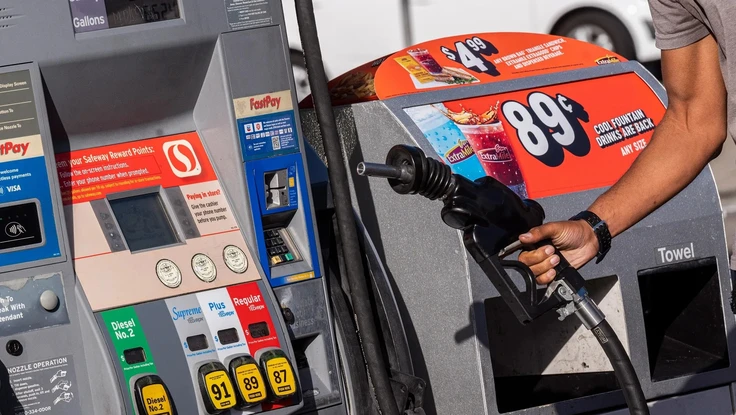 Giá dầu giảm sâu rồi bật tăng mạnh khi Mỹ ‘viết rồi xoá’ tin đã hộ tống tàu dầu ở eo biển Hormuz