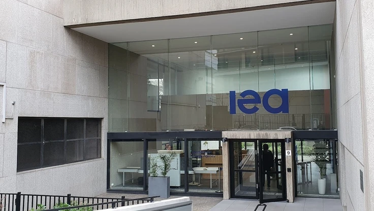 Giá dầu tiếp tục tăng dù Cơ quan Năng lượng Quốc tế thông báo xả kho dự trữ