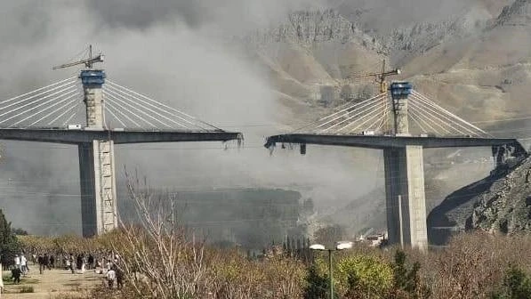 VIDEO: Cây cầu lớn nhất Iran gãy đôi sau đòn tấn công của Mỹ