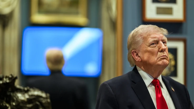 Giá dầu quay đầu tăng lên trên 100 USD/thùng sau khi ông Trump tuyên bố phong tỏa eo biển Hormuz