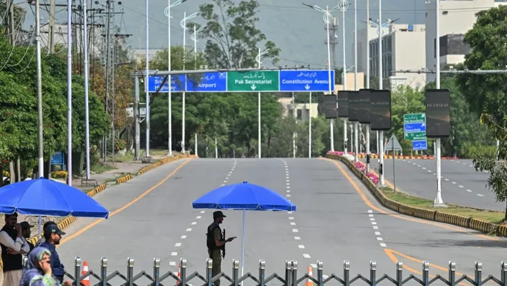 Iran nhận khoản thu đầu tiên từ phí qua eo biển Hormuz; Anh, Pháp đề cập “phương án quân sự thực tế”