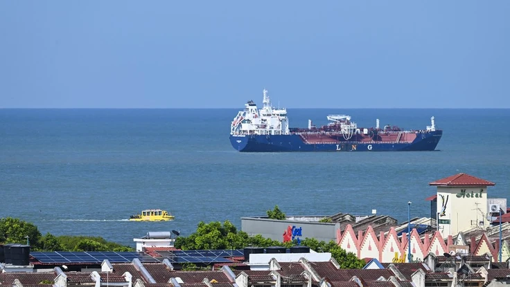 Bộ trưởng Ngoại giao Indonesia thông báo không thu phí tàu qua eo biển Malacca