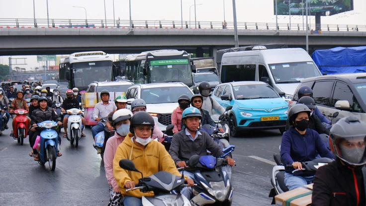 TPHCM xuất hiện mưa trái mùa, trời không nắng nhưng nhiệt độ vẫn cao