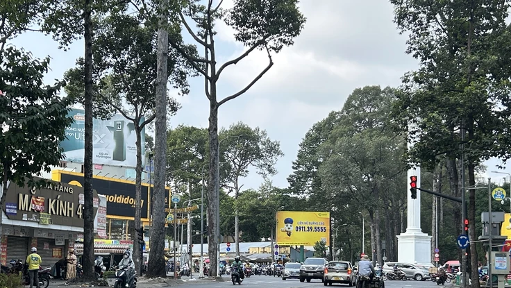 TP.HCM siết quản lý biển quảng cáo trên vỉa hè