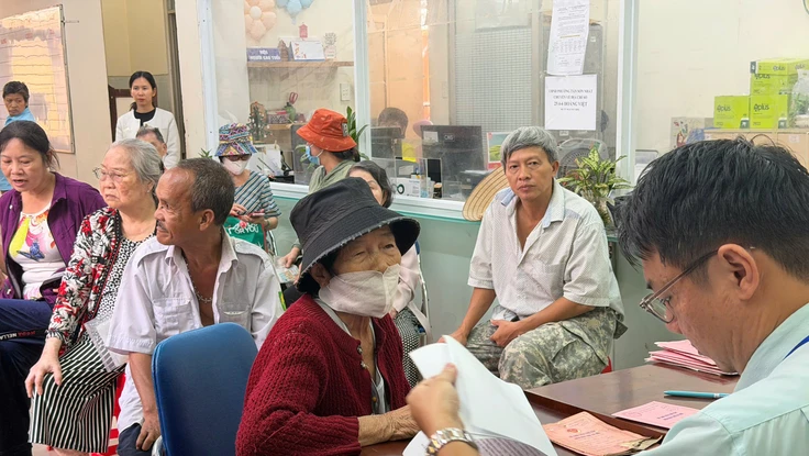 Trao 400.000 đồng trước Tết: Chính sách đồng hành cùng phận người yếu thế