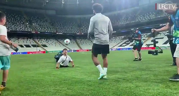 Salah tâng bóng với cổ động viên đặc biệt không có chân