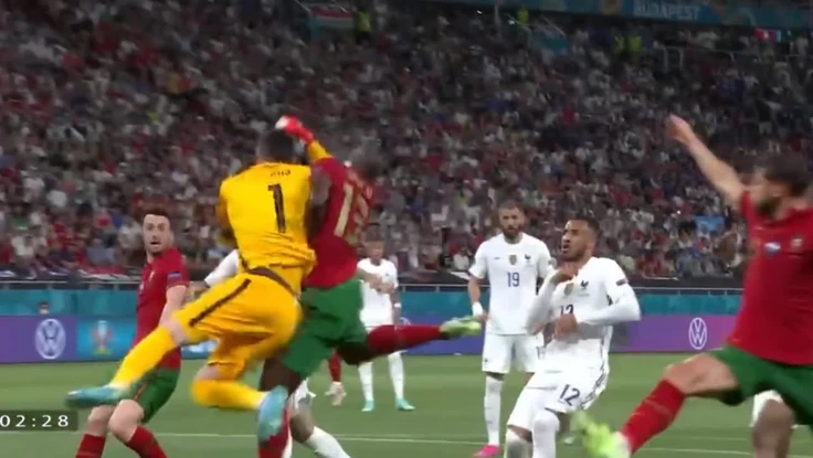  Thủ môn đội tuyển Pháp chơi boxing trong trận Ronaldo lập lỷ lục 