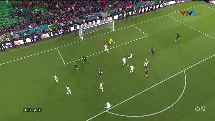 Xem Đức lách mình qua khe cửa hẹp nhờ bàn thắng quý hơn vàng