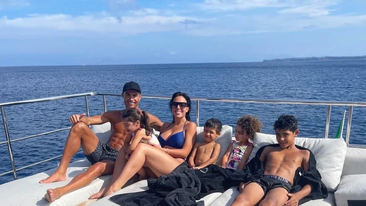 Nghỉ sớm, Ronaldo khoe hình tắm nắng du lịch cùng gia đình