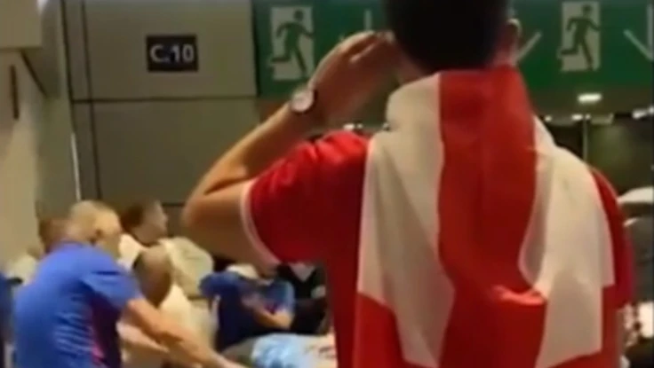 Wembley lộn xộn ‘vé lậu’ vỡ sân và để hooligan đàn áp CĐV Ý