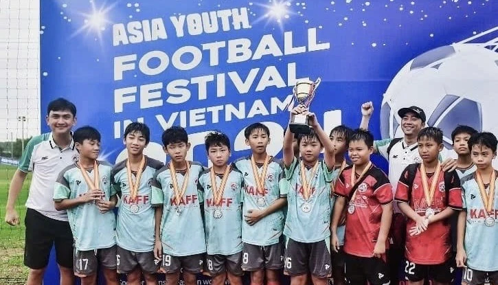 Clip: Thú vị học trò HLV Tuấn Phong ghi bàn như Bergkamp