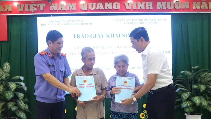 Người dân được cấp giấy khai sinh nhờ kiến nghị của VKSND Khu vực 3 - TP.HCM 