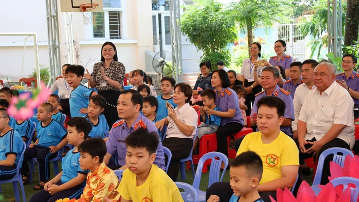 Viện trưởng VKSND TP.HCM tặng quà Tết tại Trường chuyên biệt Cần Thạnh