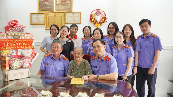 Viện trưởng VKSND TP.HCM Lê Văn Đông thăm, chúc Tết Mẹ Việt Nam Anh hùng