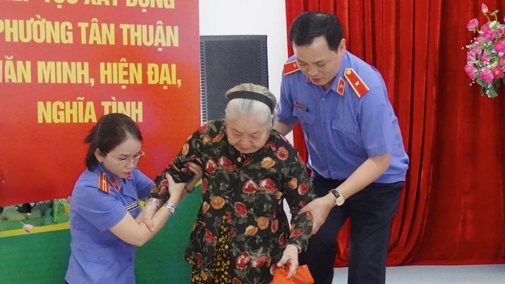 Viện trưởng VKSND TP.HCM trao quà Tết tại phường Tân Thuận