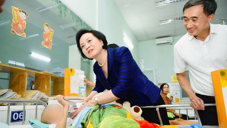 Phó Thủ tướng Phạm Thị Thanh Trà thăm và tặng quà cho bệnh nhi ở TP.HCM