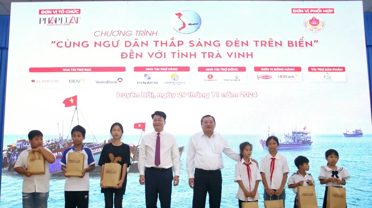 Chương trình 'Cùng ngư dân thắp sáng đèn trên biển' trao nhiều phần quà ý nghĩa đến với bà con ngư dân Trà Vinh