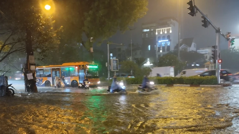 Hà Nội: Nhiều tuyến đường bị ngập trong cơn mưa lớn