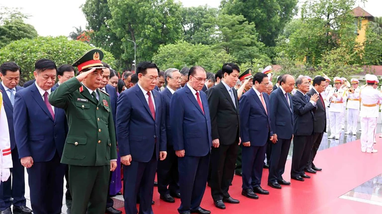 Các lãnh đạo, nguyên lãnh đạo Đảng, Nhà nước viếng Lăng Chủ tịch Hồ Chí Minh nhân Ngày sinh của Bác
