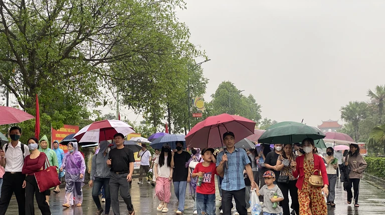  Hàng nghìn người đội mưa về đền Hùng ngày Giỗ Tổ Hùng Vương