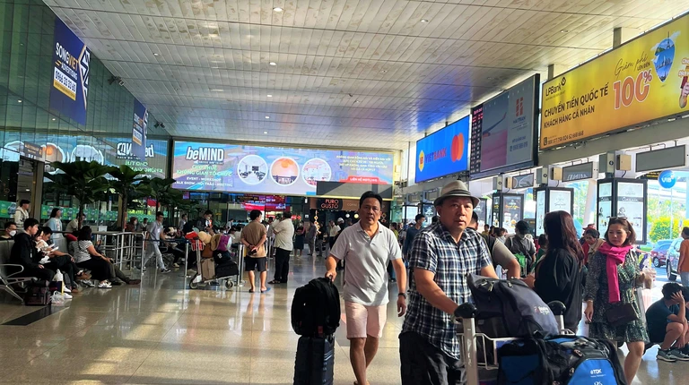 Hành khách tại sân bay Tân Sơn Nhất. Ảnh: TÚ UYÊN