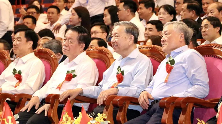 Tổng Bí thư Tô Lâm dự chương trình nghệ thuật 'Đảng trong mùa xuân đại thắng' tại Đà Nẵng