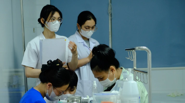 Bộ trưởng Bộ Y tế trả lời cử tri về chính sách thu hút bác sĩ về xã