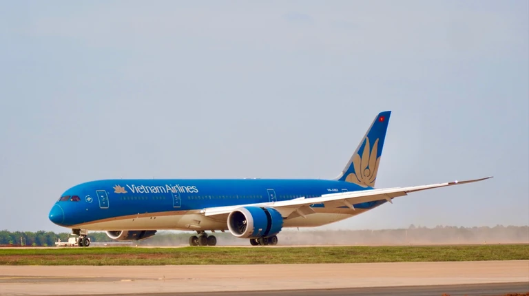 Hình ảnh máy bay Boeing 787 đầu tiên hạ cánh xuống sân bay Long Thành