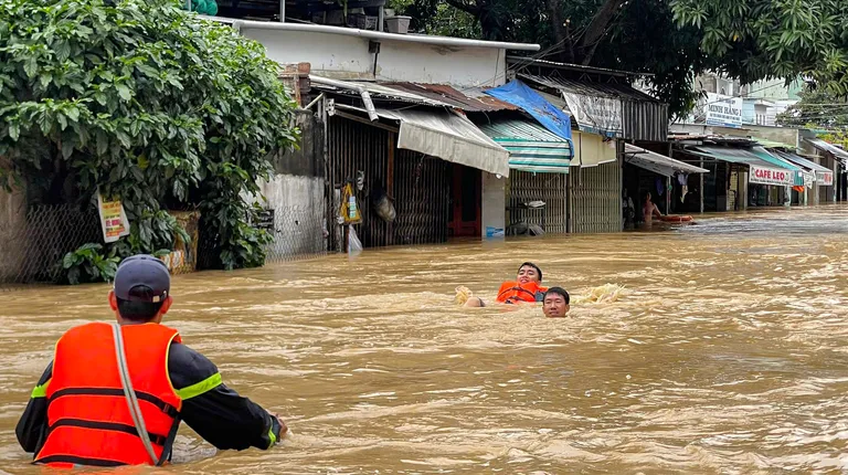 Lũ lên quá nhanh, nhiều người ở Nha Trang kêu cứu trong đêm
