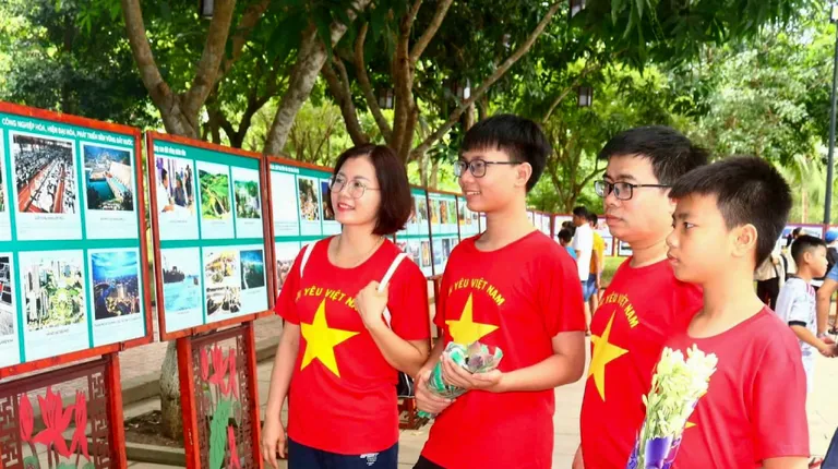 Trưng bày chuyên đề 'Đảng Cộng sản Việt Nam- 95 năm những chặng đường vẻ vang'