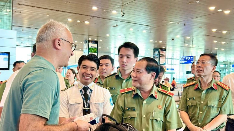 Bộ Công an công bố 13 thủ tục hành chính trong an ninh hàng không 