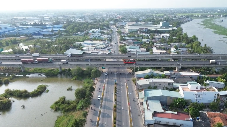 Việc liên kết hạ tầng giao thông, góp phần thúc đẩy liên kết vùng, phát triển kinh tế - xã hội giữa các địa phương. Ảnh: HUỲNH DU