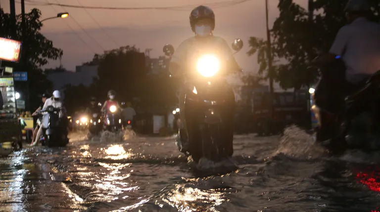 Người dân TP.HCM lội nước về nhà trong ngày triều cường đạt đỉnh