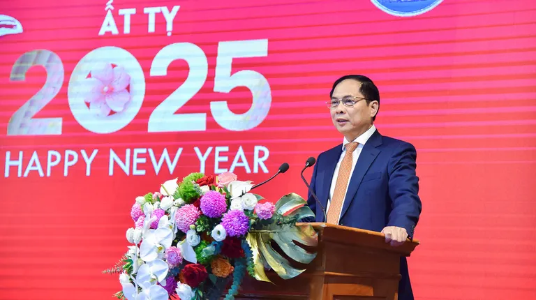 Phó Thủ tướng, Bộ trưởng Ngoại giao: Phóng viên, biên tập viên là những người 'đi trước về sau'