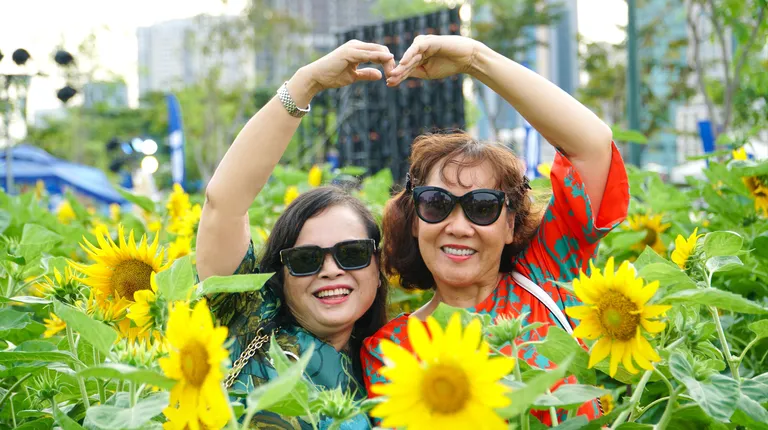 Công viên lớn nhất TP Thủ Đức thu hút người dân đến check-in chiều cuối năm 