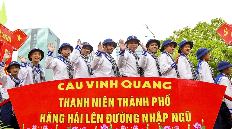 Hàng nghìn thanh niên TP.HCM hăng hái lên đường nhập ngũ